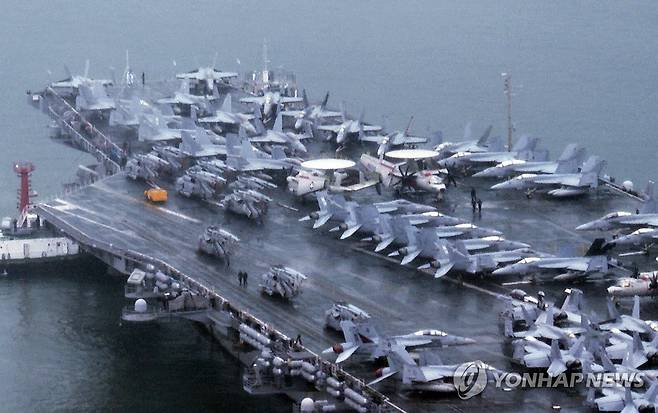 중국인 유학생들이 드론 촬영한 미국 항공모함 시어도어 루스벨트 호 [연합뉴스 자료사진]