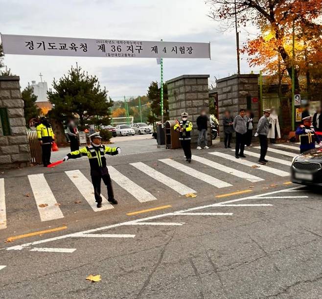 고사장 앞 교통정리 [경기북부경찰청 제공, 재판매 및 DB 금지]