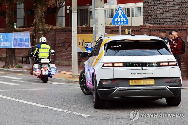 수험생 신속 이동 지원하는 교통경찰(사진은 기사와 직접 관련이 없습니다) [연합뉴스 자료사진]