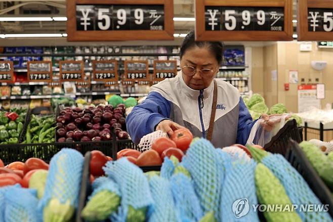 중국 베이징의 상점에서 물건을 고르는 시민 [로이터=연합뉴스 자료사진]