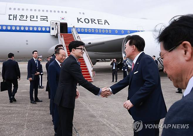 윤석열 대통령, 한동훈 대표와 악수 (성남=연합뉴스) 홍해인 기자 = 윤석열 대통령이 14일 성남 서울공항에서 31차 아시아태평양경제협력체(APEC) 및 19차 주요 20개국(G20) 정상회의 참석을 위해 출국하며 환송 나온 국민의힘 한동훈 대표, 추경호 원내대표 등과 악수하고 있다.  2024.11.14 hihong@yna.co.kr