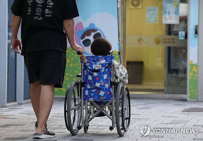 야간 진료하는 소아과 향해 서울대병원에 이어 전국 병의원이 집단 휴진에 돌입한 6월 18일 오후 한 어린이가 야간 진료 중인 서울 한 소아청소년과로 향하고 있다. [연합뉴스 자료사진]