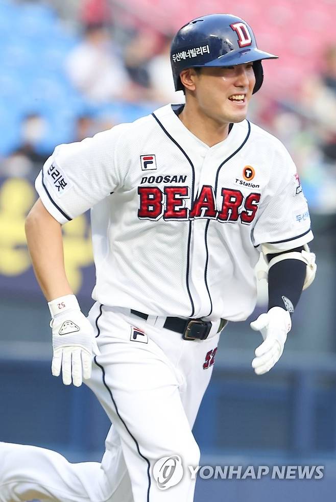 환하게 웃으며 1루 향하는 김재호 (서울=연합뉴스) 김도훈 기자 = 26일 서울 잠실야구장에서 열린 2022 프로야구 KBO리그 롯데 자이언츠와 두산 베어스의 경기. 1회말 무사 만루 두산 김재호가 2타점 적시타를 쳐낸 뒤 1루로 향하고 있다. 2022.7.26 superdoo82@yna.co.kr