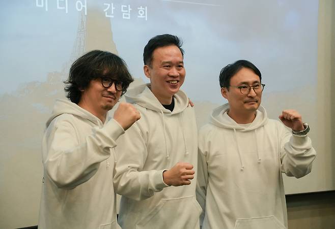 "아키텍트 파이팅!"     (부산=연합뉴스) 김주환 기자 = 다중접속역할수행게임(MMORPG) '아키텍트: 랜드 오브 엑자일' 제작·운영진이 14일 부산 벡스코(BEXCO)에서 열린 미디어 간담회 자리에서 포즈를 취하고 있다. 왼쪽부터 하이브IM 정우용 대표, 박범진 아쿠아트리 대표, 김민규 하이브IM 사업 실장. 2024.11.14 jujuk@yna.co.kr