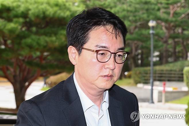 출근하는 심우정 검찰총장 (서울=연합뉴스) 서대연 기자 = 심우정 검찰총장이 23일 오전 서울 서초구 대검찰청으로 출근하고 있다. 2024.10.23 dwise@yna.co.kr