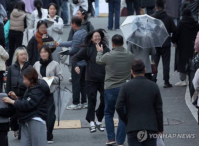수능 끝, 아빠에게 '폴짝' (대구=연합뉴스) 윤관식 기자 = 2025학년도 대학수학능력시험이 치러진 14일 오후 대구 수성구 혜화여자고등학교 시험장에서 시험을 마친 수험생이 학부모에게 달려가고 있다. 2024.11.14 psik@yna.co.kr