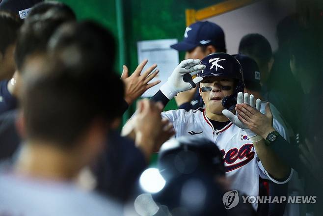 '나 홈런 2개야' (타이베이=연합뉴스) 한종찬 기자 = 14일 오후 대만 타이베이 톈무야구장에서 열린 세계야구소프트볼연맹(WBSC) 프리미어12 2024 B조 조별리그 대한민국과 쿠바의 경기. 7회말 1사에서 솔로홈런을 친 김도영이 홈인한 뒤 동료들과 기쁨을 나누고 있다. 2024.11.14 saba@yna.co.kr