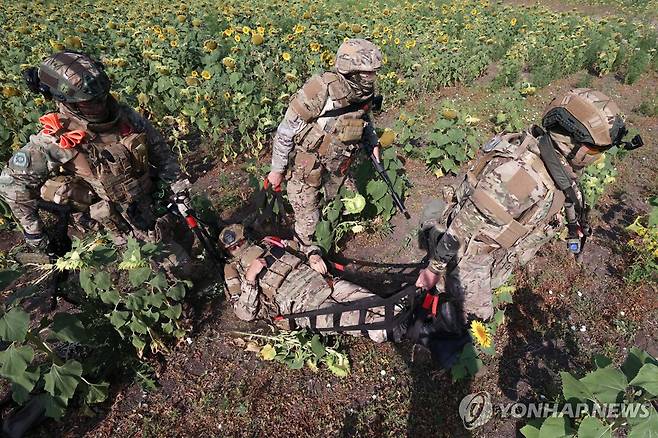 부상자 구조 훈련하는 러시아 군인들 [타스 연합뉴스 자료사진. 재판매 및 DB 금지]