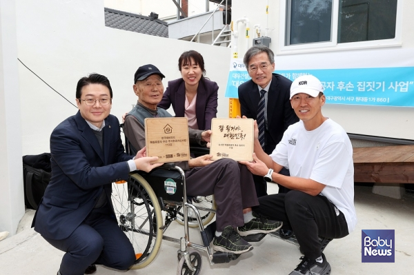 독립유공자 후손 집짓기 헌정식 참석 관계자들이 기념사진을 촬영하고 있다. ⓒ대우건설