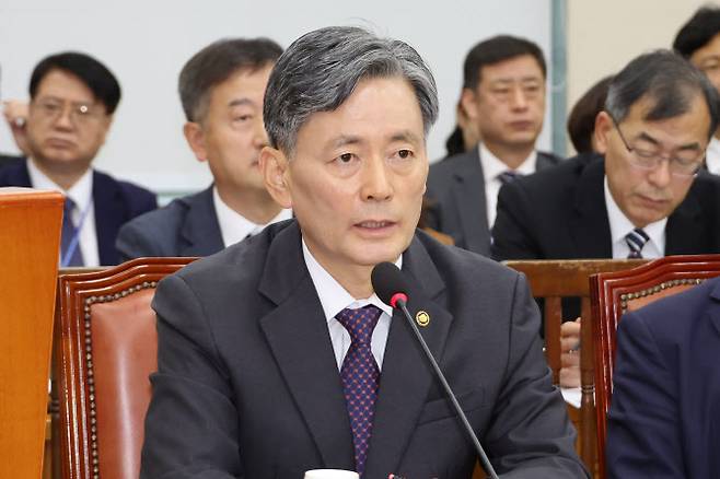 조지호 경찰청장이 14일 오전 국회 행정안전위원회에서 경찰의 집회 관리에 대한 신정훈 위원장의 사과요구에 답하고 있다. (사진= 연합뉴스)