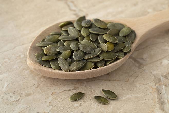 호박씨는 단백질, 섬유질, 불포화 지방, 그리고 각종 필수 미네랄을 가득 담고 있어 영양 간식으로 제격이다. [사진= 게티이미지뱅크]