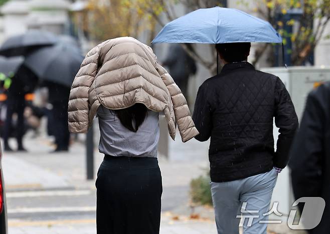 늦은 오후부터 전국적으로 비가 예보된 14일 서울 서대문역 인근에서 우산을 준비 못한 한 시민이 발걸음을 재촉하고 있다. 2024.11.14/뉴스1 ⓒ News1 이동해 기자