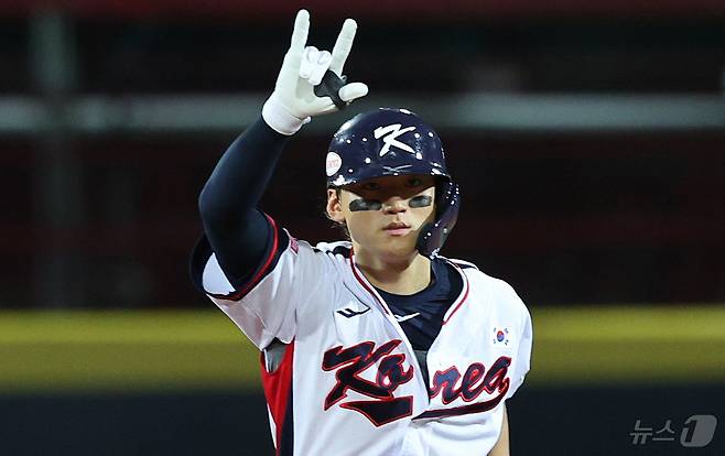 14일(현지시간) 오후 대만 타이베이시 톈무 야구장에서 열린 2024 WBSC 프리미어12 B조 예선 대한민국과 쿠바의 경기, 2회말 대한민국 공격 2사 만루 상황에서 김도영이 만루홈런을 친 뒤 홈을 향해 달리고 있다. 2024.11.14/뉴스1 ⓒ News1 장수영 기자