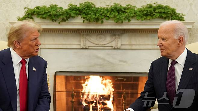 조 바이든 미국 대통령과 도널드 트럼프 대통령 당선인이 13일 (현지시간) 워싱턴 백악관에서 만나 대화를 하고 있다. 2024.11.14 ⓒ 로이터=뉴스1 ⓒ News1 우동명 기자