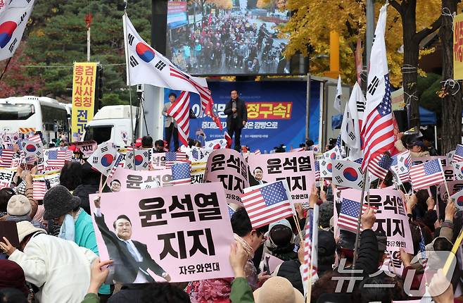 신자유연대와 자유민주국민운동 등 회원들이 15일 서울 서초구 서울중앙지방법원 앞에서 이재명 더불어민주당 대표 규탄 집회를 하고 있다. 2024.11.15/뉴스1 ⓒ News1 김성진 기자