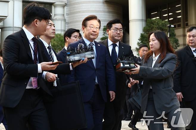 이재명 더불어민주당 대표가 15일 서울 서초구 서울중앙지방법원에서 열린 '공직선거법 위반' 1심 선고 공판에서 징역 1년에 집행유예 2년을 선고받은 뒤 법정을 나서고 있다. 2024.11.15/뉴스1 ⓒ News1 김민지 기자