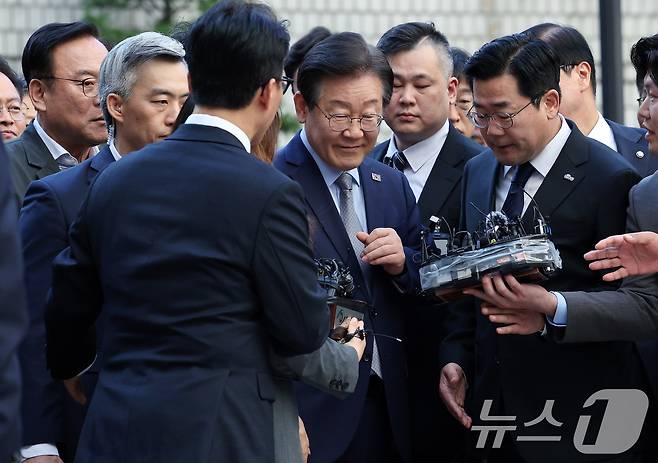 이재명 더불어민주당 대표가 15일 서울 서초구 서울중앙지방법원에서 열린 '공직선거법 위반' 1심 선고 공판에 출석하고 있다. 이 대표는 지난 20대 대선 과정에서 있었던 방송사 인터뷰와 국정감사 등에서 대장동·백현동 개발사업 관련 의혹에 대해 허위 사실을 공표한 혐의로 재판에 넘겨졌으며 이번 선고는 이 대표가 기소된 4개 재판 중 첫 선고이다. 이 대표가 100만원 이상 유죄가 최종 확정될 경우 공직선거법과 국회법에 따라 이 대표는 국회의원직을 잃고, 5년간 선거권·피선거권이 제한돼 2027년 대선에도 출마할 수 없다. 2024.11.15/뉴스1 ⓒ News1 이동해 기자