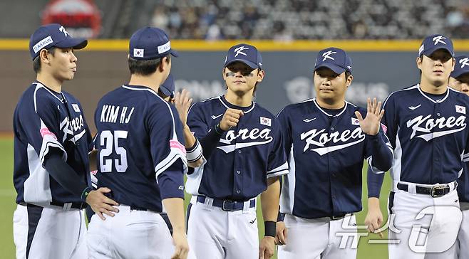 15일(현지시간) 오후 대만 타이베이시 타이베이돔에서 열린 2024 WBSC 프리미어12 B조 예선 대한민국과 일본의 경기에 앞서 대표팀 선수들이 하이파이브 하고 있다. 2024.11.15/뉴스1 ⓒ News1 장수영 기자