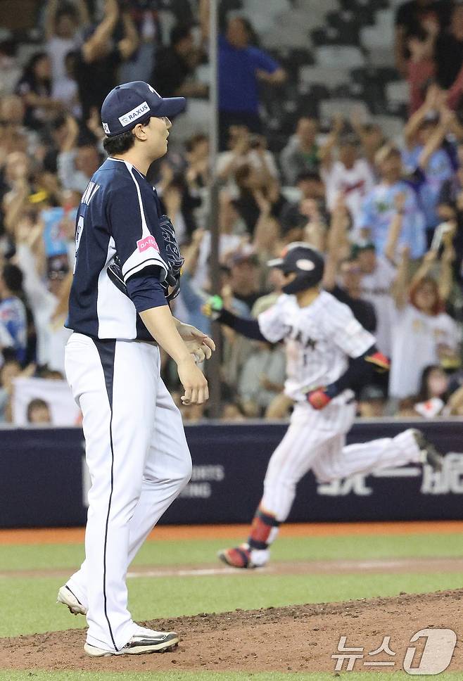 15일(현지시간) 오후 대만 타이베이시 타이베이돔에서 열린 2024 WBSC 프리미어12 B조 예선 대한민국과 일본의 경기, 7회말 일본 공격 1사 1루 상황에서 마운드에 오른 정해영이 일본 모리시타에게 투런 홈런을 허용하고 있다. 2024.11.15/뉴스1 ⓒ News1 장수영 기자