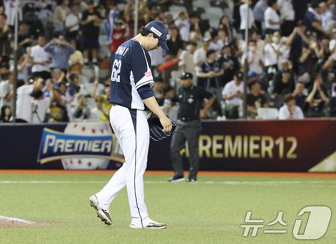 15일(현지시간) 오후 대만 타이베이시 타이베이돔에서 열린 2024 WBSC 프리미어12 B조 예선 대한민국과 일본의 경기, 7회말 일본 공격 1사 1루 상황에서 마운드에 오른 정해영이 일본 모리시타에게 투런 홈런을 허용하고 있다. 2024.11.15/뉴스1 ⓒ News1 장수영 기자