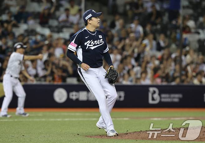 15일(현지시간) 오후 대만 타이베이시 타이베이돔에서 열린 2024 WBSC 프리미어12 B조 예선 대한민국과 일본의 경기, 5회말 일본공격 2사 만루 상황에서 마운드에 오른 이영하가 안타를 허용하며 2실점하고 있다. 2024.11.15/뉴스1 ⓒ News1 장수영 기자