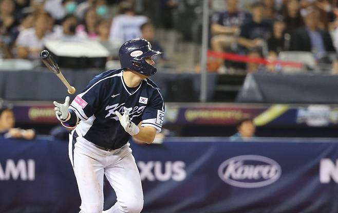 15일 오후 대만 타이베이돔에서 열린 세계야구소프트볼연맹(WBSC) 프리미어12 2024 B조 조별리그 대한민국과 일본의 경기. 2회초 2사 1,3루에서 홍창기가 1타점 적시타를 치고 있다. 사진 | 타이베이=연합뉴스