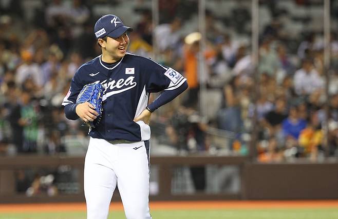 15일 오후 대만 타이베이돔에서 열린 세계야구소프트볼연맹(WBSC) 프리미어12 2024 B조 조별리그 대한민국과 일본의 경기. 3회말 2사 1루에서 구리하라의 타구를 이주형이 잡아내자, 투수 유영찬이 환하게 웃으며 더그아웃으로 향하고 있다. 사진 | 타이베이=연합뉴스