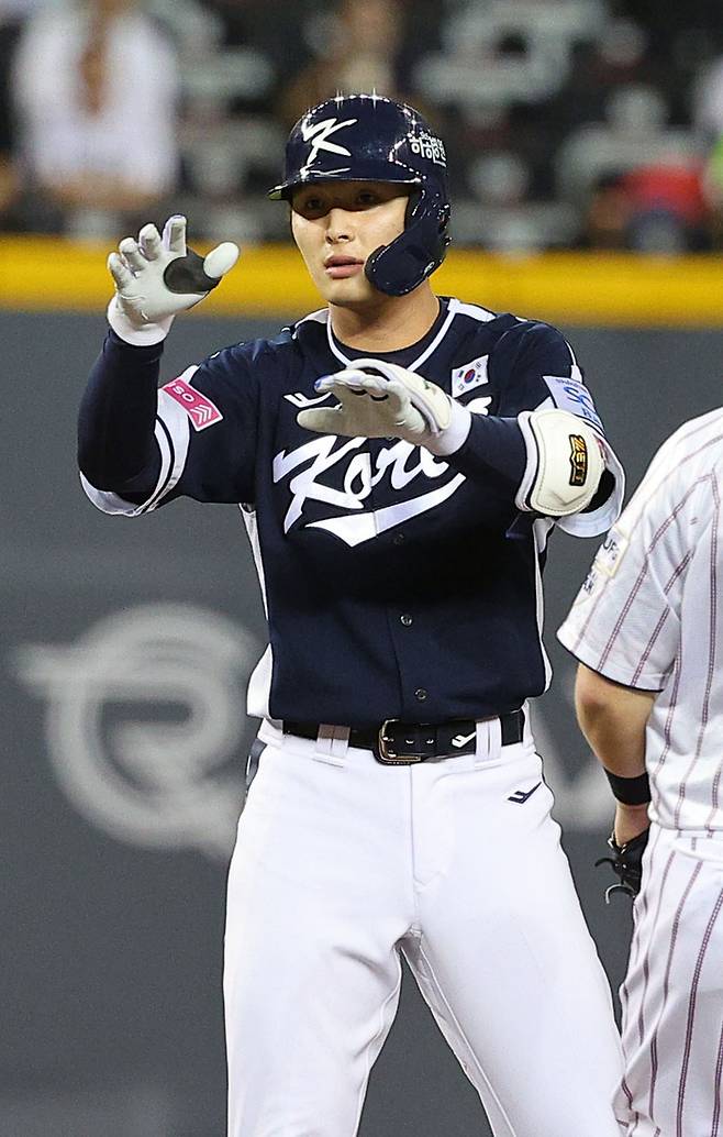 15일 오후 대만 타이베이돔에서 열린 세계야구소프트볼연맹(WBSC) 프리미어12 2024 B조 조별리그 대한민국과 일본의 경기. 5회초 2사 3루에서 대타 윤동희가 1타점 적시타를 치고 세리머니를 하고 있다. 사진 | 타이베이=연합뉴스