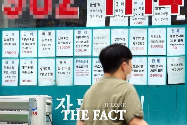 국토연구원에 따르면 수도권의 경우 아파트 매매·전세가격 등 주거 불안정 요인이 합계출산율과 조출생률에 영향을 미치는 것으로 나타났다. /더팩트 DB