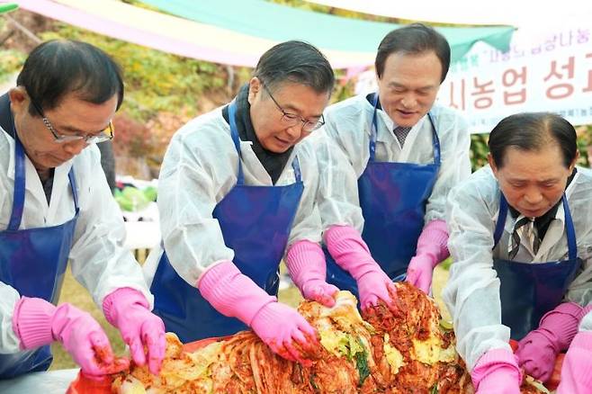 류경기 중랑구청장이 주민들과 함께 사랑의 김치 담그기를 하는 모습