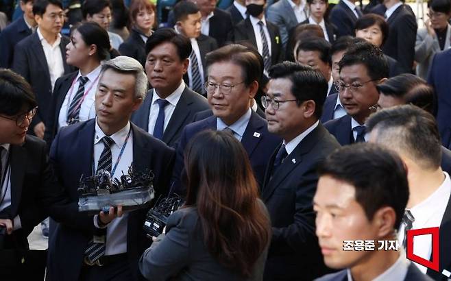 공직선거법상 허위사실 공표 혐의를 받는 더불어민주당 이재명 대표가 15일 오후 서울 서초구 서울중앙지법에서 열린 1심 선고공판 출석을 마치고 법정을 나서고 있다. 조용준 기자