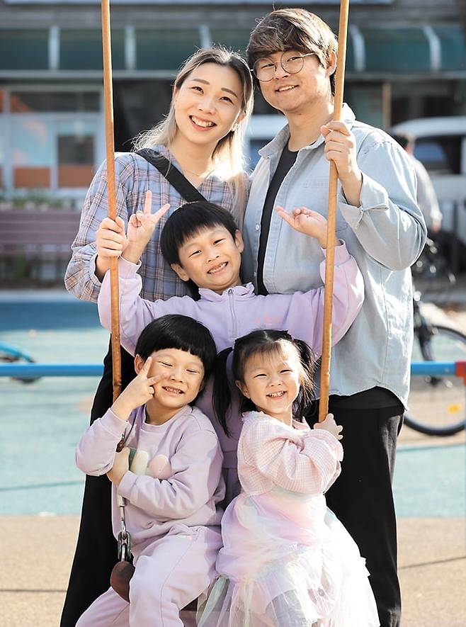 경기도 안산에 사는 김지현(뒷줄 왼쪽), 권이삭씨 부부는 “양육은 한번은 꼭 경험해 봐야 할 과정”이라고 했다. 첫째 아들 루야(한 가운데), 둘째 아들 루호(앞줄 왼쪽), 셋째 딸 루은. /이덕훈 기자