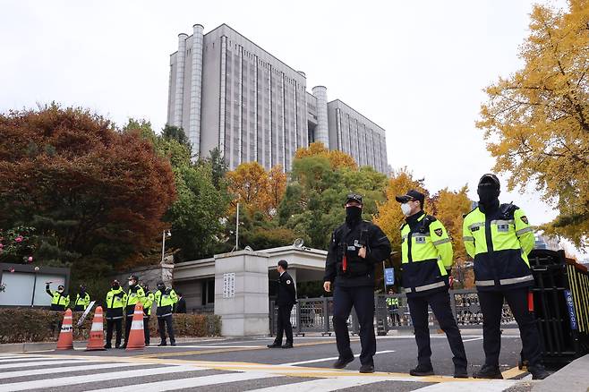 더불어민주당 이재명 대표의 공직선거법 위반 혐의 1심 선고 공판이 열리는 15일 오전 서울 서초구 서울중앙지방법원 앞에 경찰들이 근무하고 있다. /연합뉴스