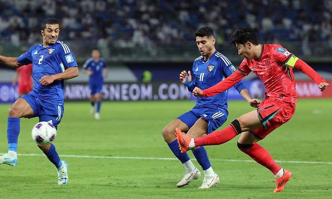 지난 14일 오후 쿠웨이트 자베르 알아흐마드 국제경기장에서 열린 2026 국제축구연맹(FIFA) 북중미 월드컵 아시아 3차 예선 B조 5차전 한국과 쿠웨이트의 경기 전반전. 손흥민(오른쪽)이 슛을 날리고 있다. /뉴시스