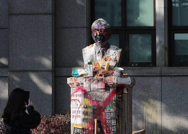 학교 측의 남녀공학 전환 움직임에 반발해 학생들이 본관과 건물 점거농성을 이어가는 가운데 지난 12일 서울 성북구 화랑로 동덕여대 백주년기념관 앞 조동식 선생(동덕여대 설립자) 흉상이 학생들에 의해 밀가루, 계란 등 오물을 뒤집어 쓰고 있다. /전기병 기자