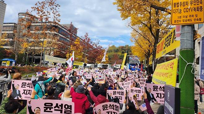 15일 오전 11시 30분쯤 서울시 서초구 서초동 서울중앙지법 맞은편에서 보수 성향 단체들이 이재명 더불어민주당 대표 규탄 집회를 진행 중이다. 경찰 추산 인원은 400명. /이영준 기자