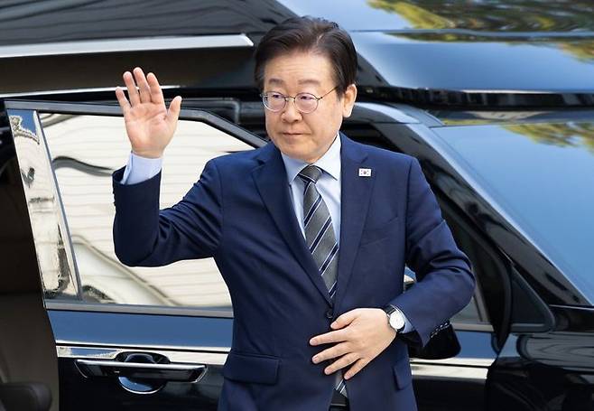 이재명 더불어민주당 대표가 지난 12일 오전 서울 서초구 서울중앙지방법원에서 열린 '대장동 배임 및 성남FC 뇌물 의혹' 관련 56차 공판에 출석하며 지지자들에게 인사하고 있다. ⓒ뉴시스