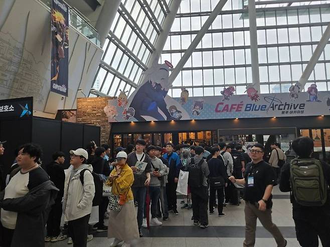 입장을 기다리는 관람객들. 뒤편으로 넥슨게임즈가 준비한 '블루 아카이브' 카페가 보인다.ⓒ데일리안 민단비 기자