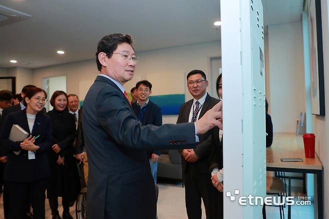 이상일 경기 용인시장이 14일 기흥구 영덕동에 개소한 '소공인 스타트업 허브'를 방문해 시설을 살펴보고 있다.