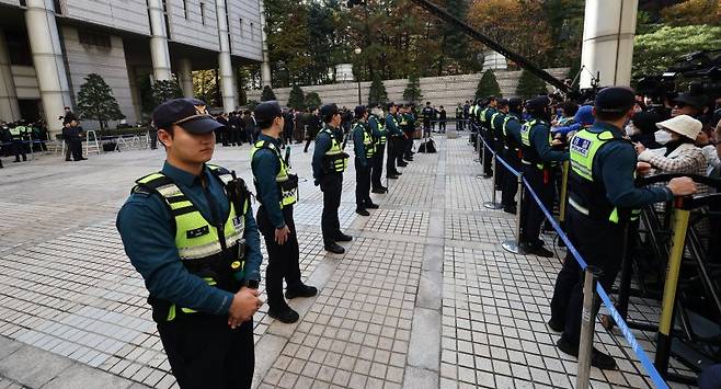 15일 오후 서울 서초구 서울중앙지법에서 공직선거법상 허위사실 공표 혐의를 받는 더불어민주당 이재명 대표의 1심 선고공판 출석에 앞서 경찰들이 폴리스라인을 지키고 있다. 2024.11.15