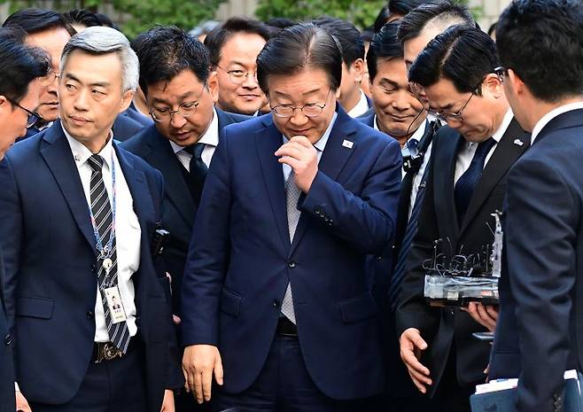 이재명 더불어민주당 대표가 15일 서울 서초구 서울중앙지방법원에서 열린 '공직선거법 위반' 1심 선고 공판에 출석하고 있다. 사진=박범준 기자