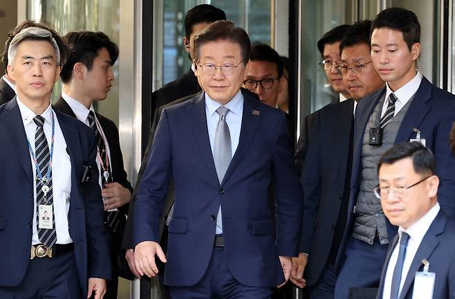 15일 오후 서울 서초구 서울중앙지법에서 열린 공직선거법 위반 1심선고에서 징역1년 집행유예 2년을 선고받은 이재명 더불어민주당 대표가 법원을 나서고 있다. 김태형 기자 xogud555@hani.co.kr