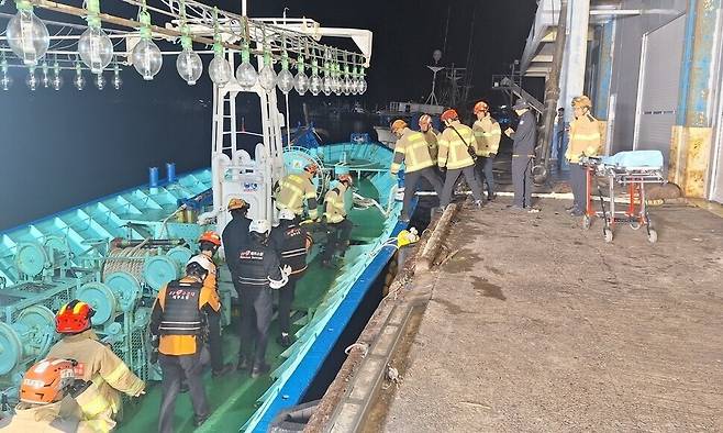 제주 해상에서 침몰한 부산 선적 금성호 선원들이 한림항으로 들어오고 있다. 제주도소방안전본부 제공