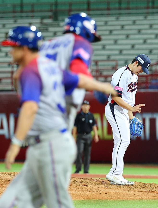 <yonhap photo-6646="">14일 오후 대만 타이베이 톈무야구장에서 열린 세계야구소프트볼연맹(WBSC) 프리미어12 2024 B조 조별리그 대한민국과 쿠바의 경기. 8회초 무사 1루에서 쿠바의 요엘키스 기베르트에게 투런을 허용한 김택연이 아쉬워하고 있다. 사진=연합뉴스</yonhap>