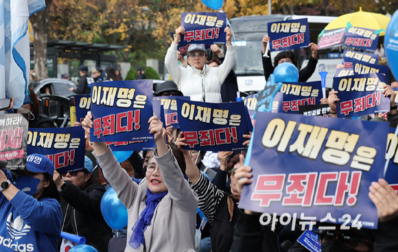 민주시민 국민항쟁 추진연대 회원들이 15일 오전 서울 서초구 서울중앙지방법원 앞에서 이재명 더불어민주당 대표의 '공직선거법 위반' 1심 선고 관련 무죄 판결을 촉구하는 집회를 하고 있다. [사진=곽영래 기자]