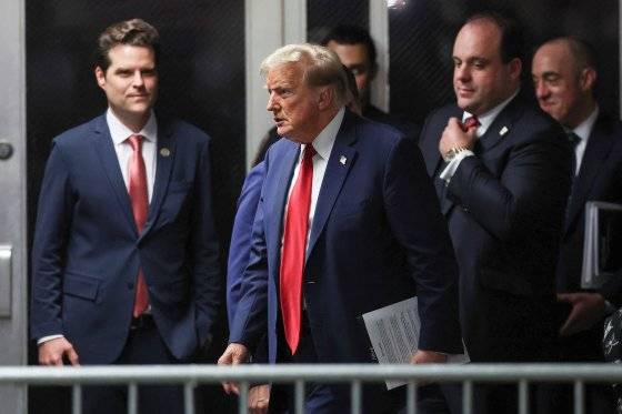 지난 5월 16일(현지시간) 도널드 트럼프 미국 대통령 당선인이 뉴욕 맨해튼 형사법원에서 재판을 받고 나오는 모습을 미리 대기중이던 맷 게이츠(왼쪽) 공화당 하원의원이 지켜보고 있다. AFP=연합뉴스