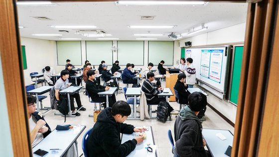 2025학년도 대학수학능력시험일인 14일 서울 종로구 경복고등학교에서 수험생들이 시험 시작을 기다리고 있다. 사진공동취재단