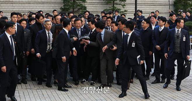 이재명 더불어민주당 대표가 15일 서울 서초구 서울중앙지방법원에서 열린 ‘공직선거법 위반’ 1심 선고 공판에 출석하고 있다. 성동훈 기자