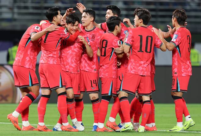 14일 골을 넣고 서로를 격려하는 한국 선수단. 연합뉴스