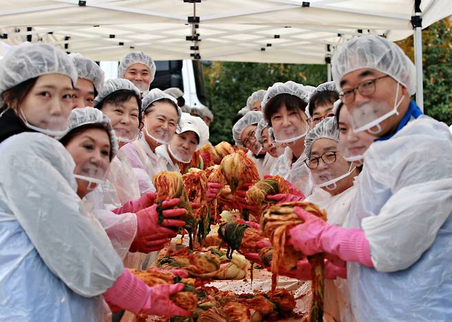 고려아연 및 계열사 서린정보기술 임직원들과 적십자봉사원이 동절기 취약계층에 전달할 김장김치를 담그고 있다. 고려아연 